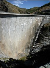 Staumauer des Qu�ntar Stausees