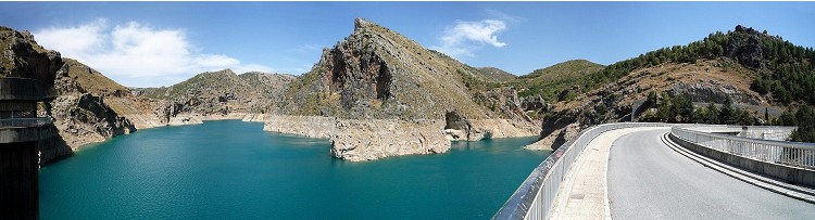 Embalse de Qu�ntar mit Staumauer