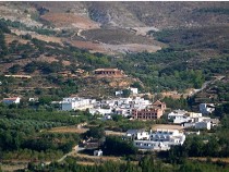 unser Hotel: der rote Backsteinbau oberhalb von Benecid