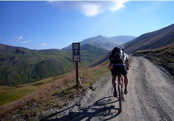 Die Assietta-Grenzkammstra�e mit dem Skigebiet von Sestriere im Hintergrund